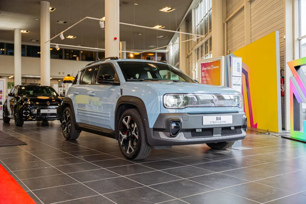 Renault R4 dans une concession Mary Automobiles