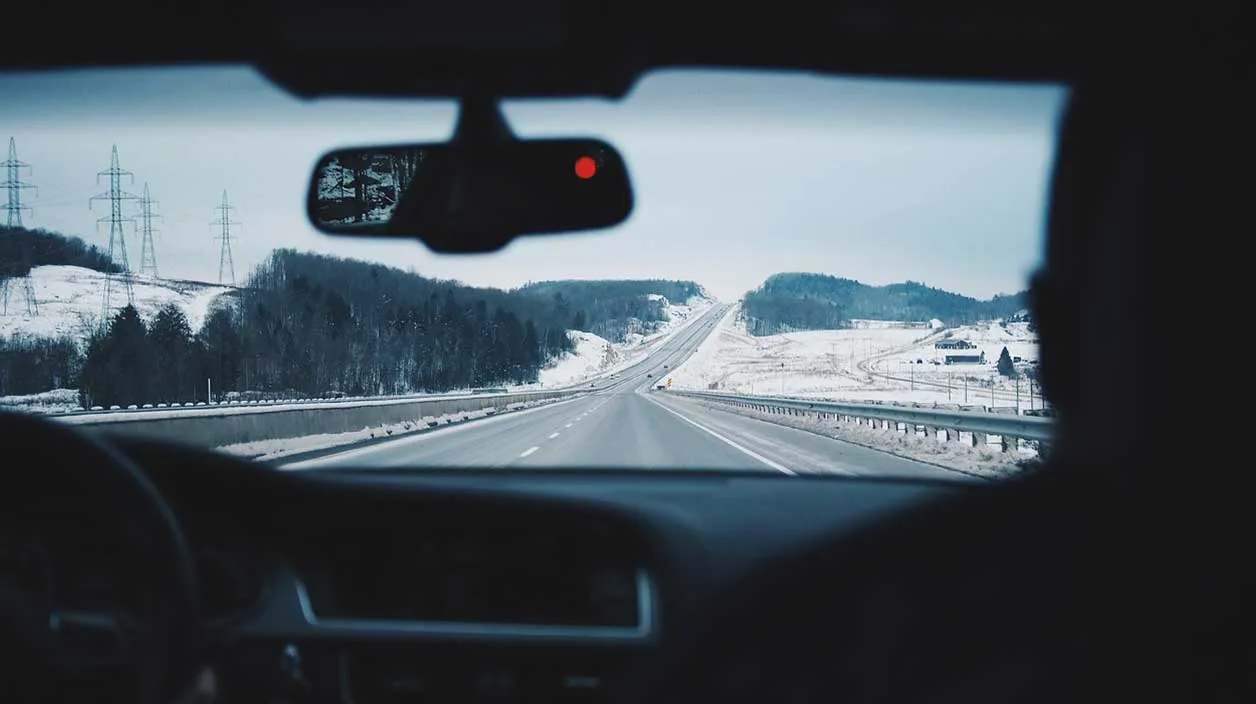 top 5 bonnes pratiques conduire en hiver paysage de neige