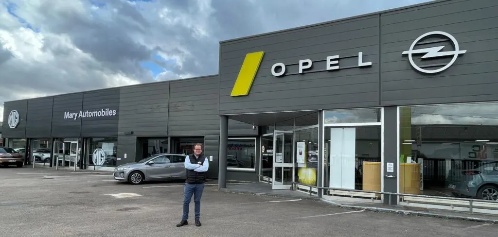 Pierre Pringarbe devant la concession Opel Hyundai et MG Vernon Mary Automobiles