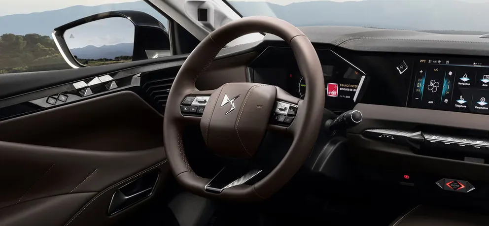 Poste de conduite numérique avec écran central intégré