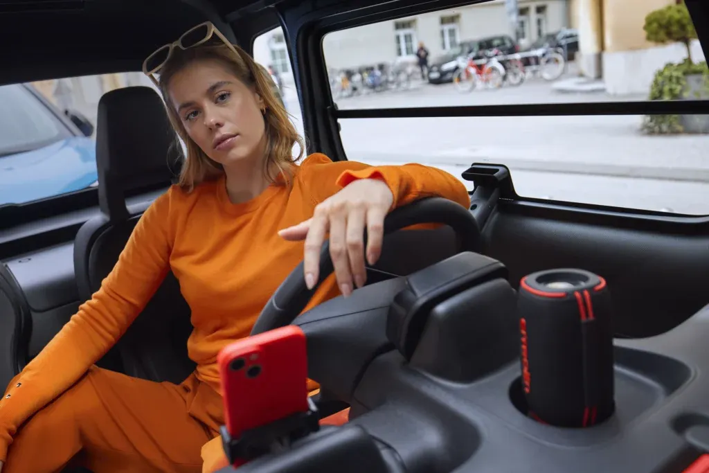 femme dans voiture AMi avec base pour se connecter