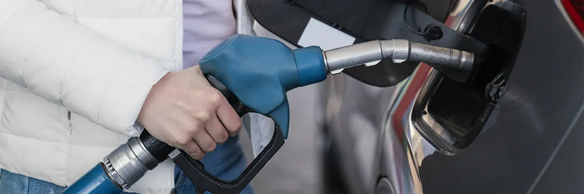 Un homme qui remplit sa voiture de gasoil
