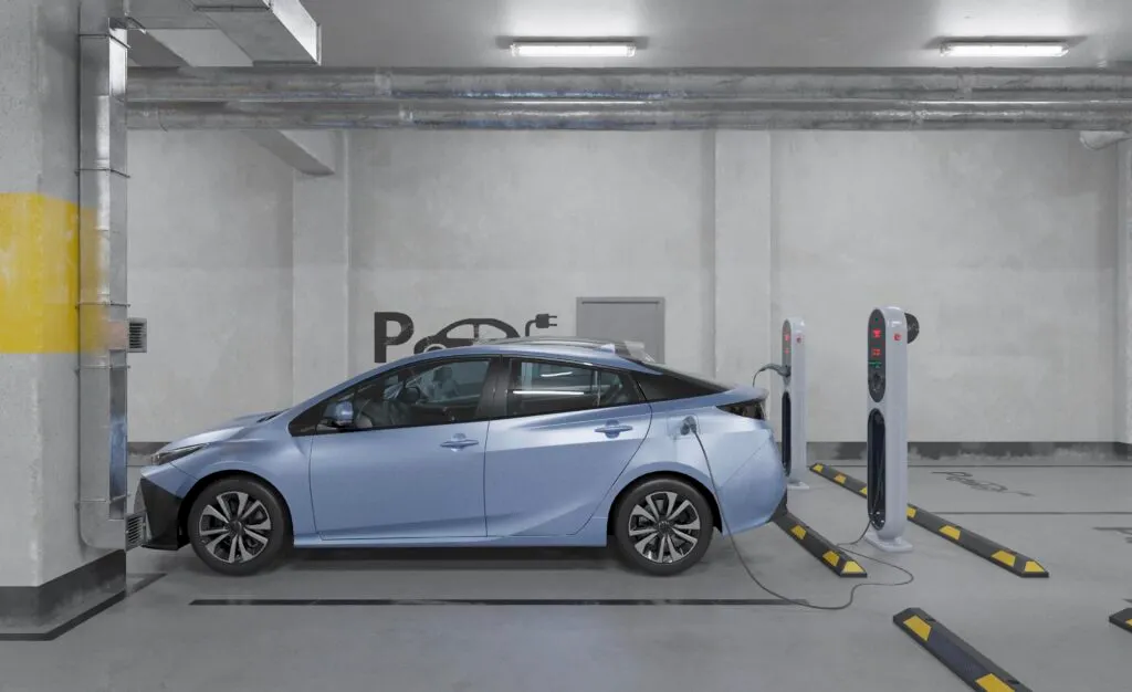 Une voiture électrique qui recharge dans un parking privé couvert