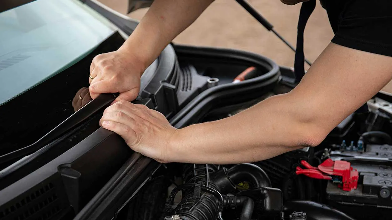 Un carrossier change un pare-brise