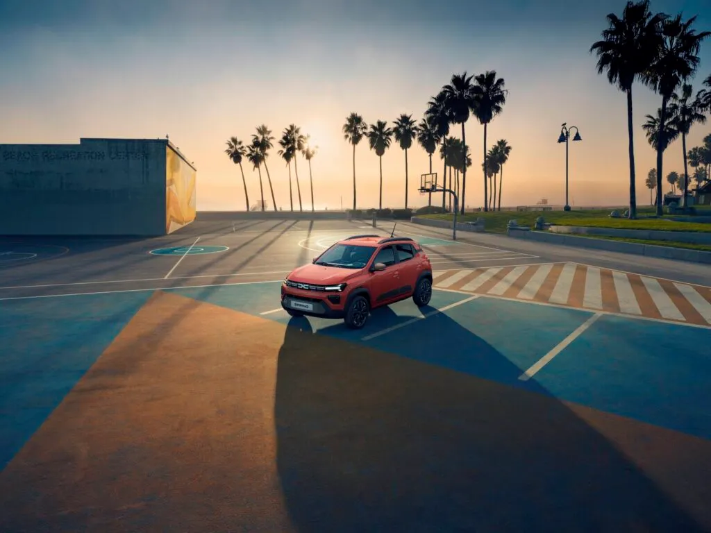 Dacia Spring sur un parking soleil couchant 2026