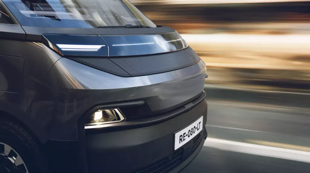 Vue de la Calandre et des phares allumés du nouveau renault trafic van e-tech électrique
