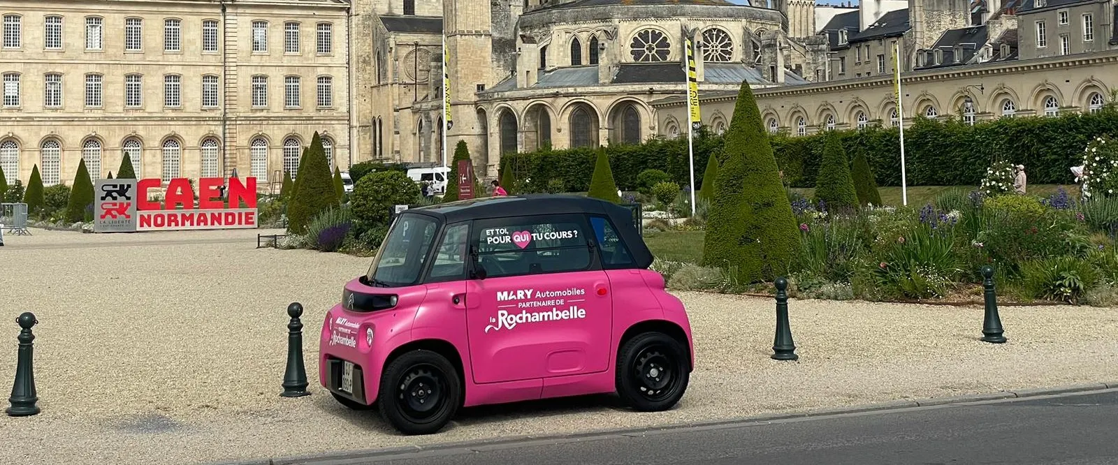 Citroen AMI devant la mairie de Caen