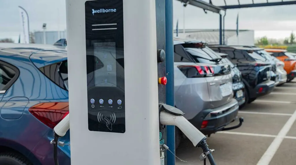 Une borne de recharge électrique dans une concession