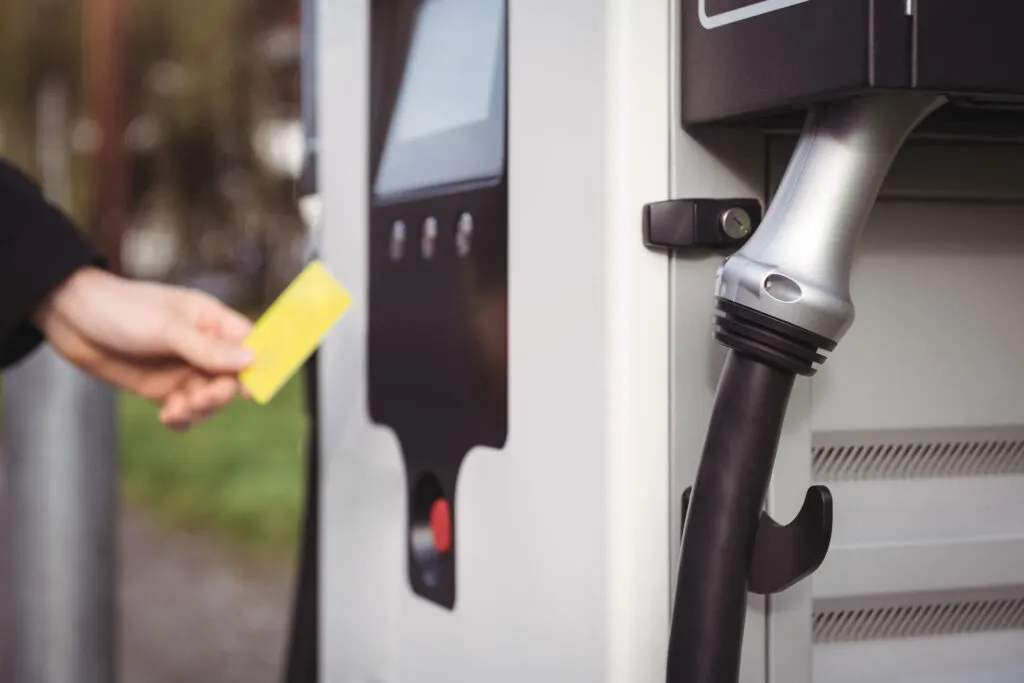 Quelqu'un qui paye une borne der echarge pour voiture électrique avec une carte 
