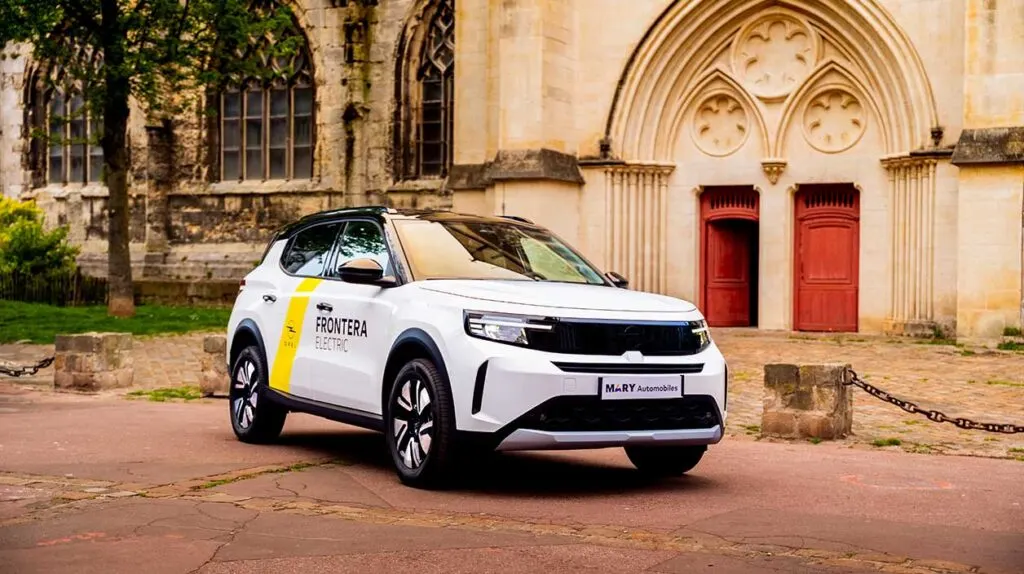 Opel Frontera devant une belle église