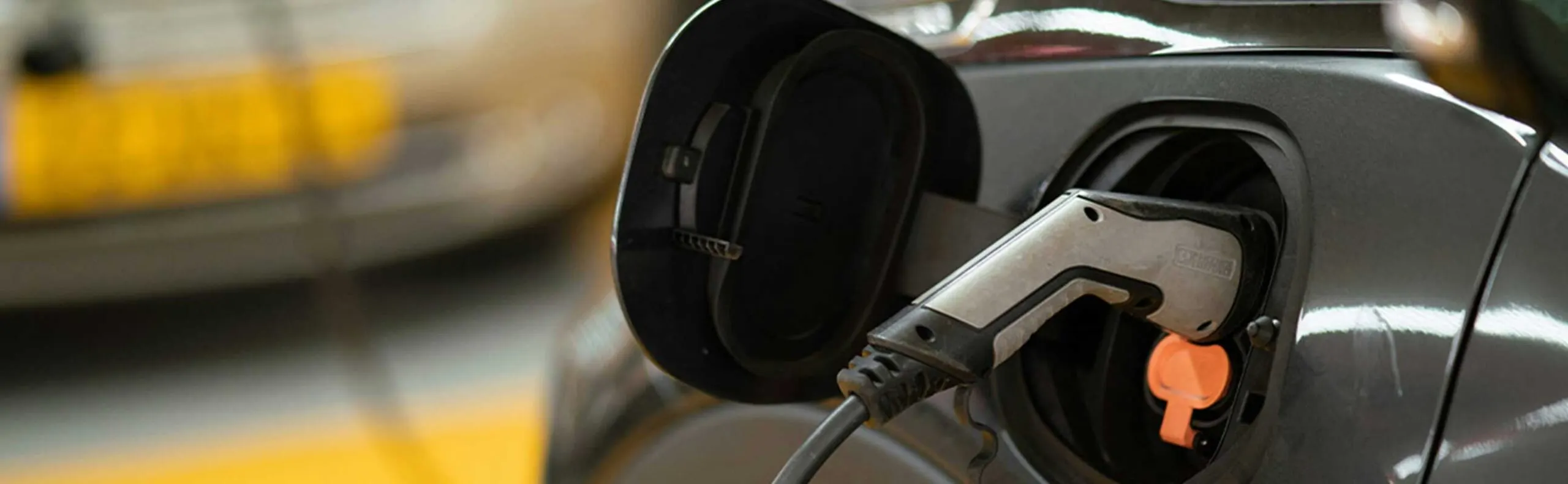 La borne de recharge sur une voiture électrique