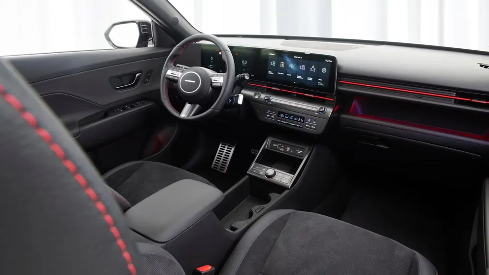 Atmosphère N Line avec inserts rouges et ciel de toit noir