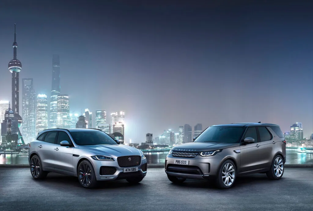 Deux véhicules JLR dans un décor urbain de nuit