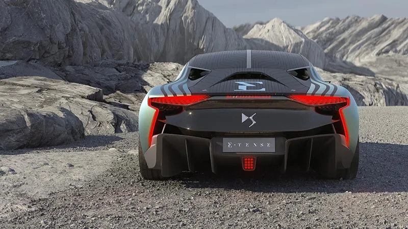 Vue arrière de l'E-tense de DS dans un décor montagneux