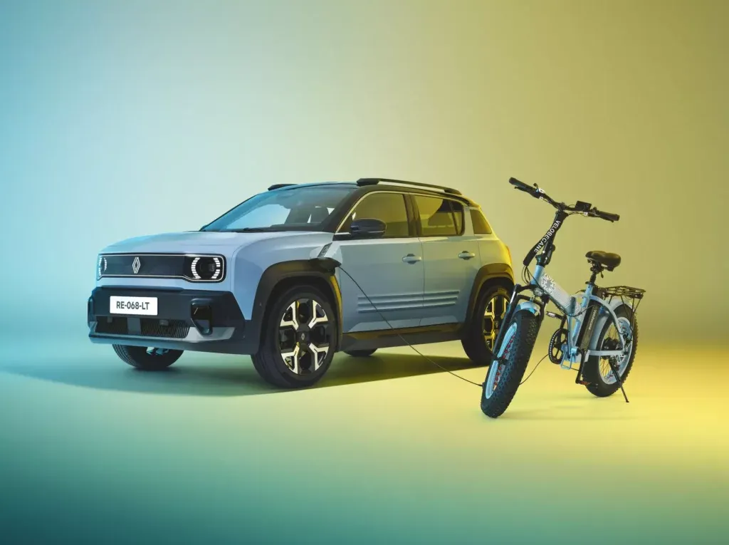 Une Renault R4 E-Tech 100% électrique qui permet de recharger un vélo électrique