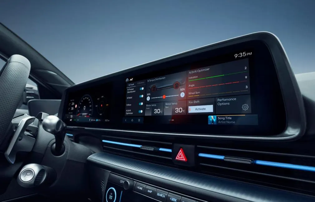 Tableau de bord avec écran tactile moderne de la Hyundai Ioniq 6 N