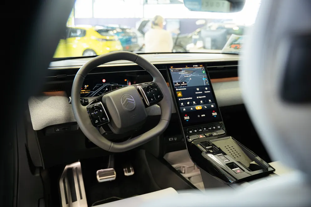 Ambiance C-Zen Lounge avec matériaux doux, éclairage d’ambiance 8 couleurs