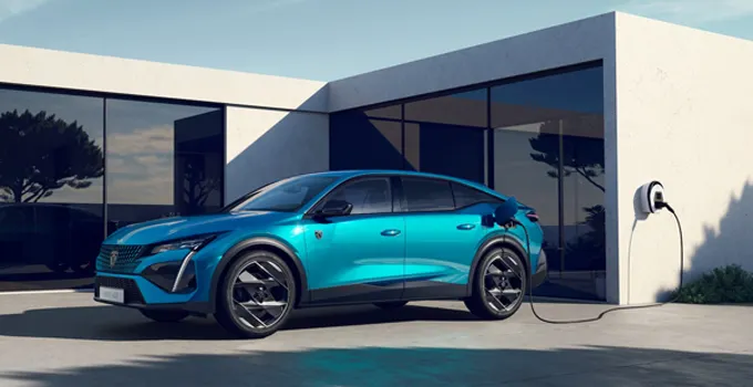 Une voiture en train d'être rechargée à domicile