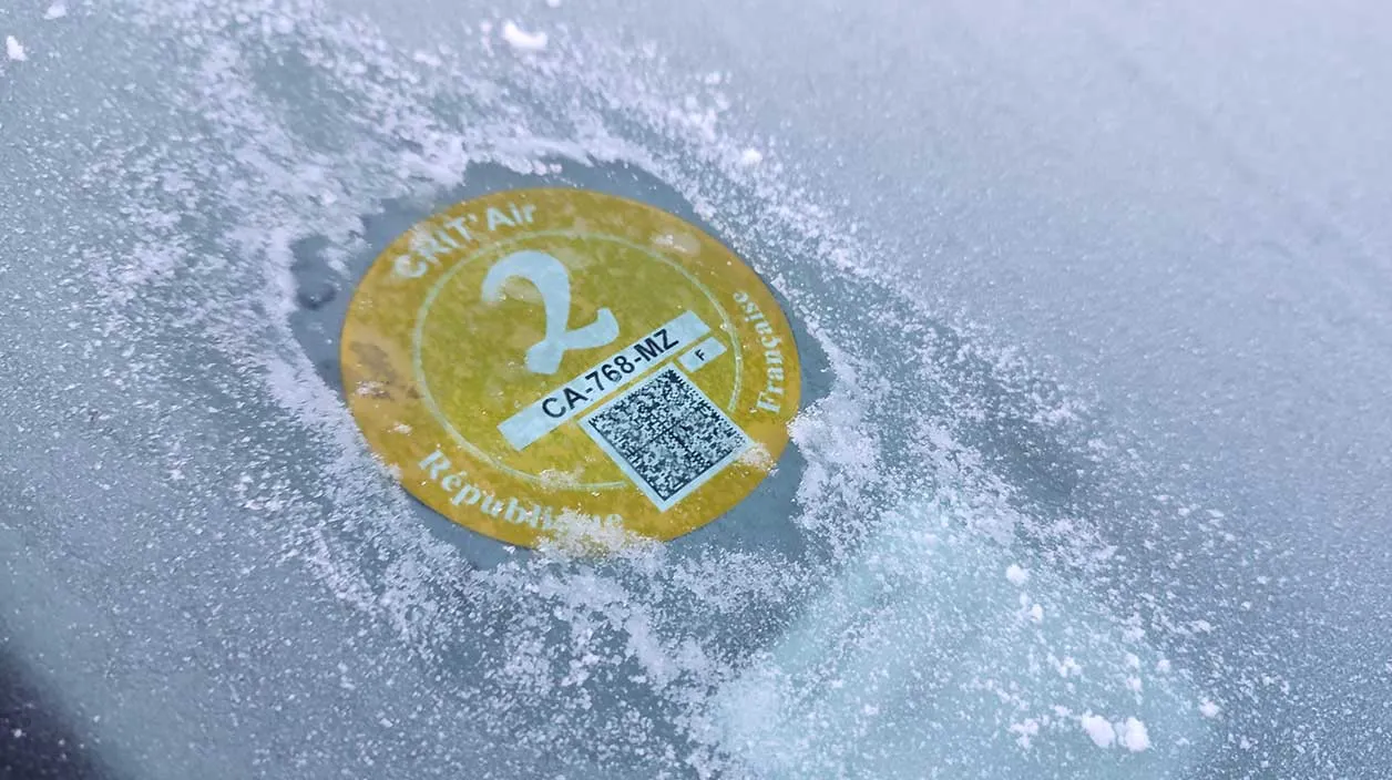 vignette crit air 2025 2 sur un pare-brise