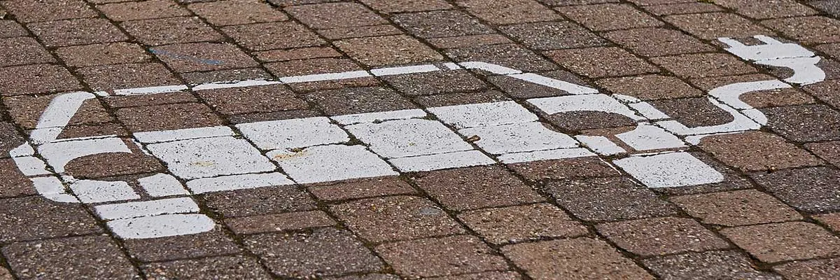 Un symbole de voiture électrique sur une place pour le rechargement