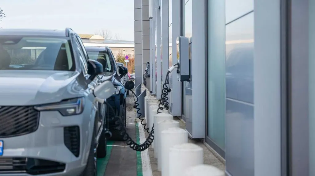 Une série de voitures dans la rue qui sont en train de recharger