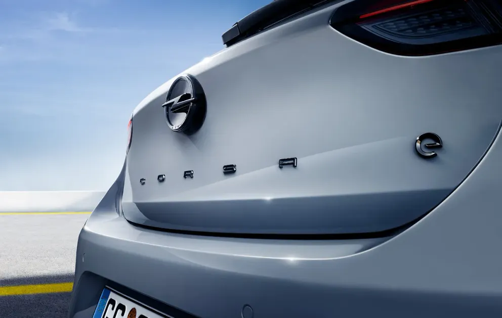 Face avant Opel Vizor intégrant la signature lumineuse Opel Corsa