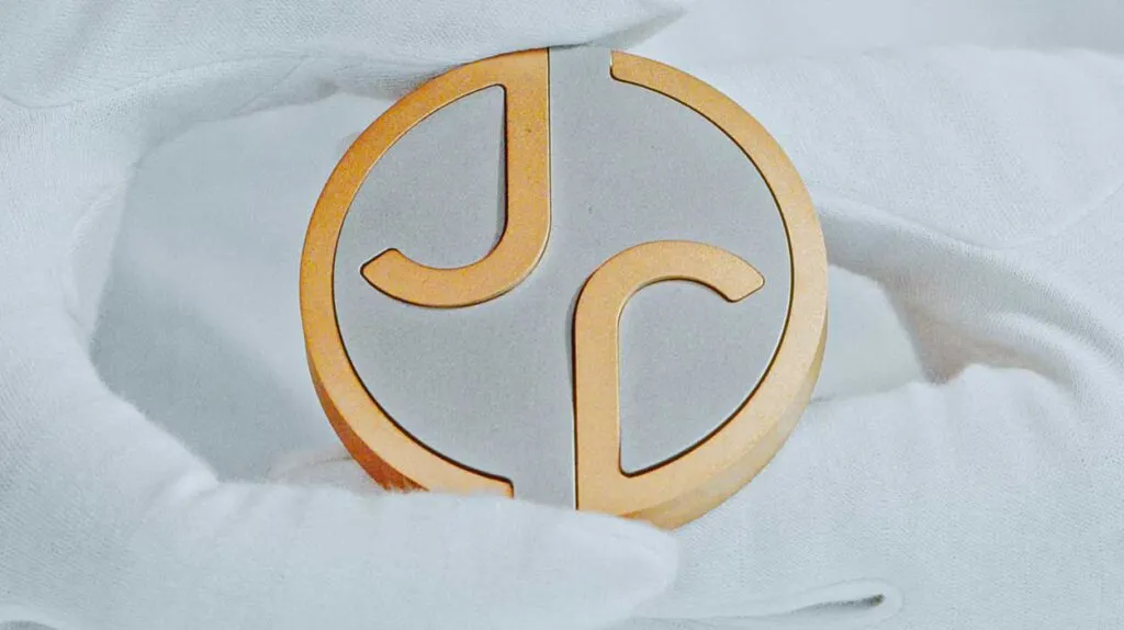 Nouveau logo de la marque à la façon d'un écusson