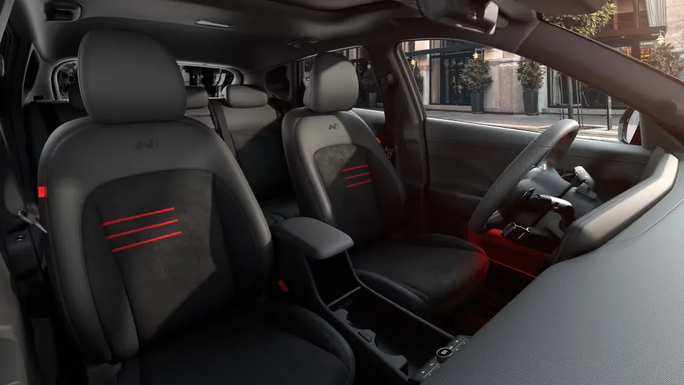 Selleries cuir, cuir/alcantara ou cuir-tissu selon version