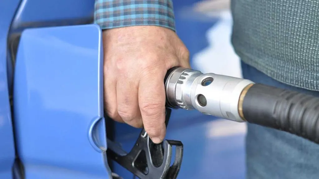 Un homme qui remplit sa voiture d'essence