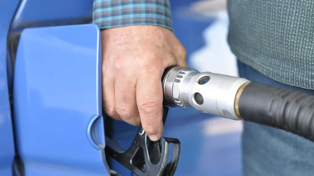 Un homme qui remplit sa voiture d'essence