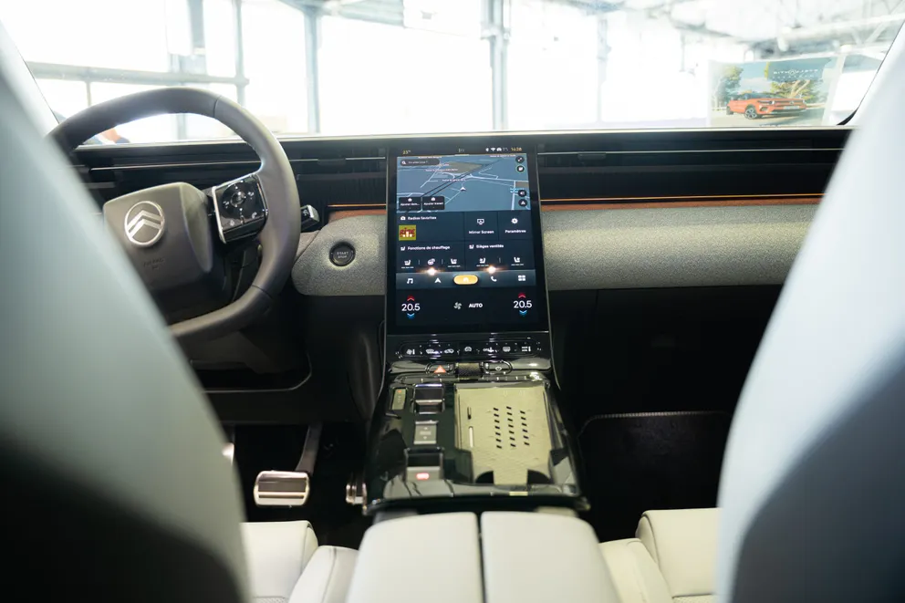 Écran Cascade tactile HD personnalisable et intuitif, navigation 3D connectée, EV trip planner et intégration Apple CarPlay / Android Auto