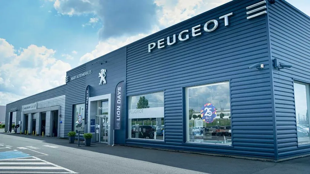 Vitrine de la concession Peugeot de Mary Automobiles