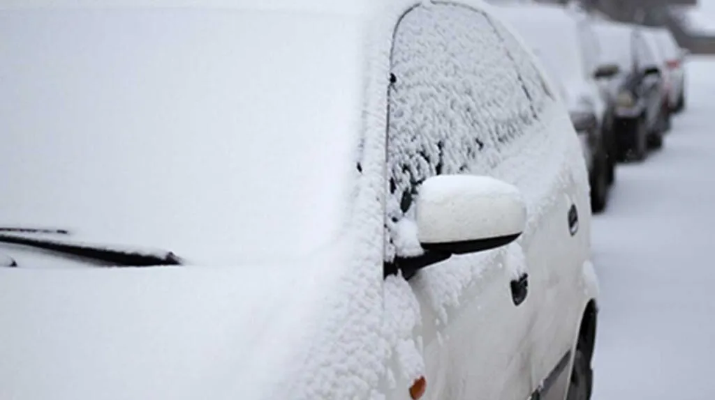 Voiture sous la neige qui n'est pas protégée du froid