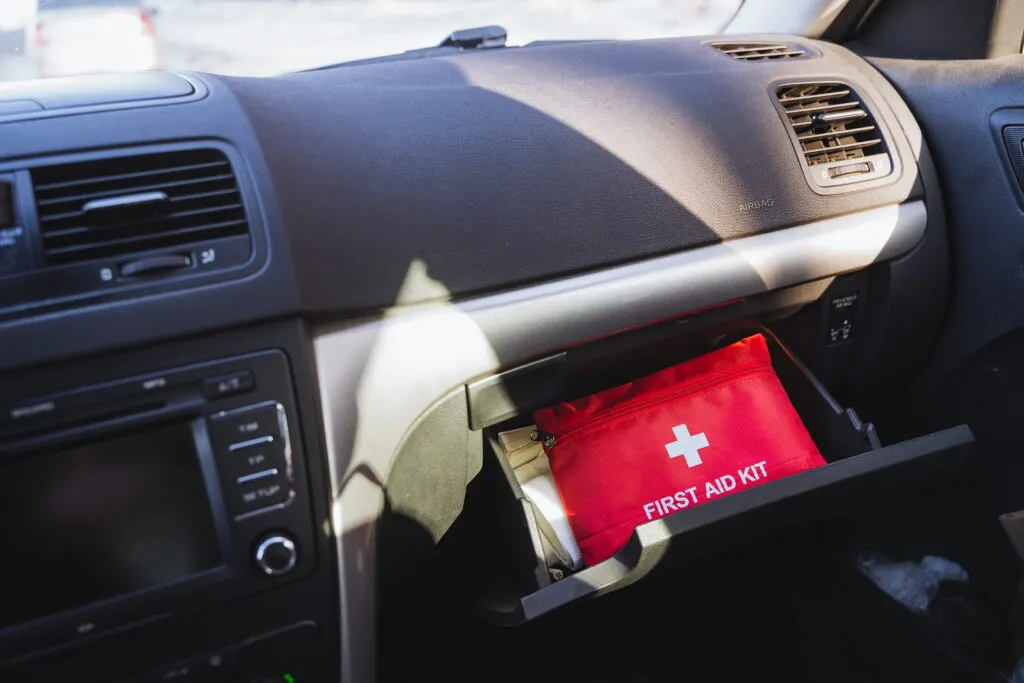 Trousse de premiers soins dans la boîte à gants d'une voiture