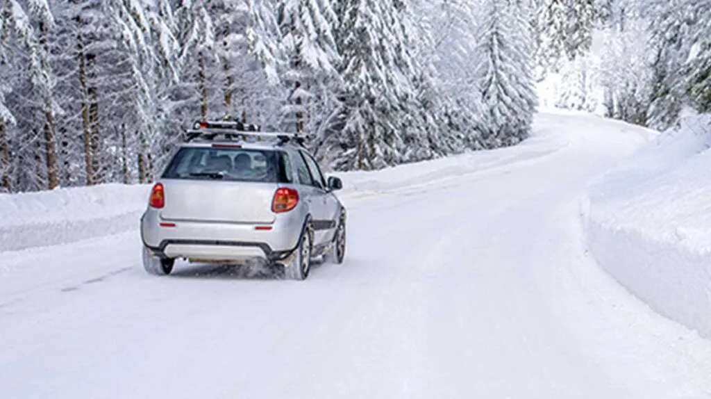 Voiture sous la neige qui n'est pas protégée du froid