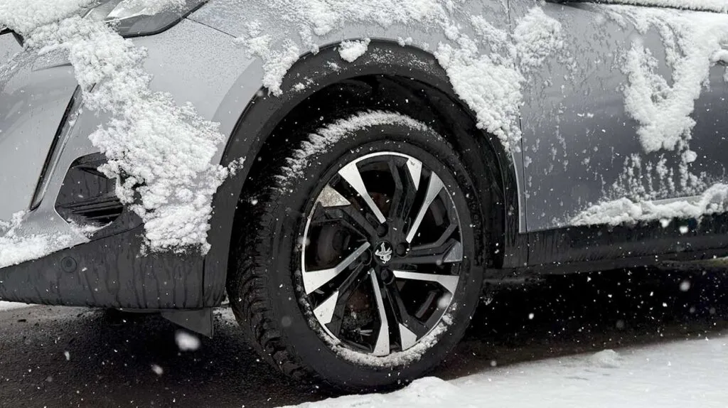 Pneu d'une voiture sous la neige