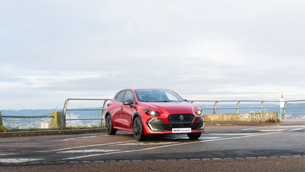 vue nouvelle clio 6 sur un avec la ville en arrière-plan