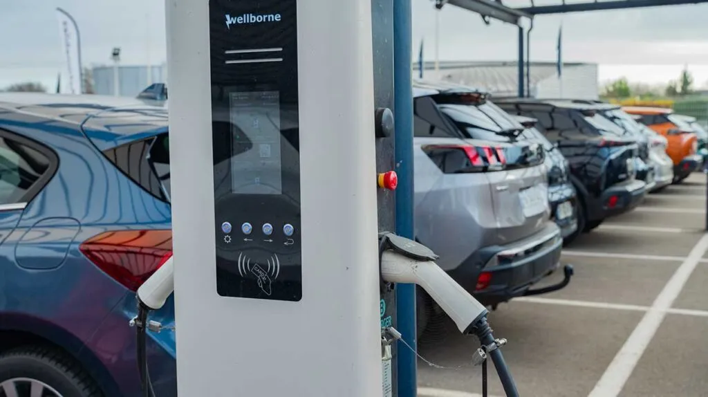 Une borne électrique de recharge dans une concession