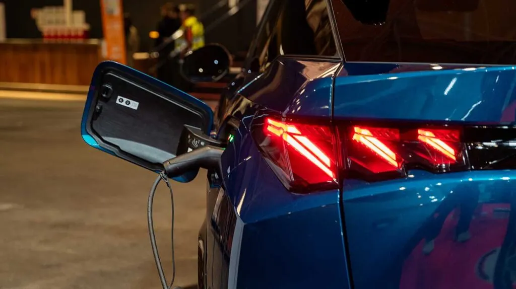 Une voiture électrique en train de recharger