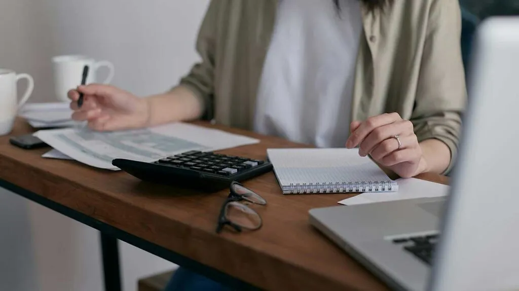 Un homme qui réfléchit et travaille à son bureau