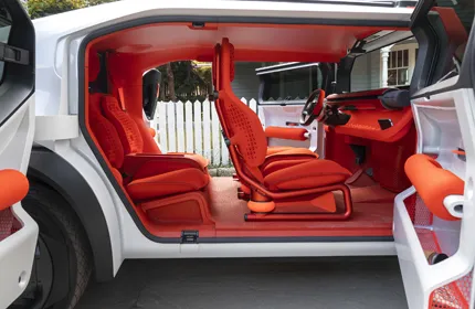 Citroën Oli. Vue latérale qui permet de voir l'intérieur du véhicule et les sièges oranges