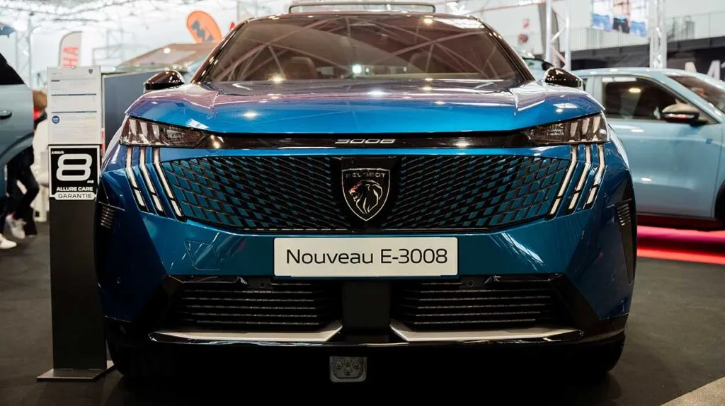Vue de face d'un Peugeot e-3008 électrique dans un salon