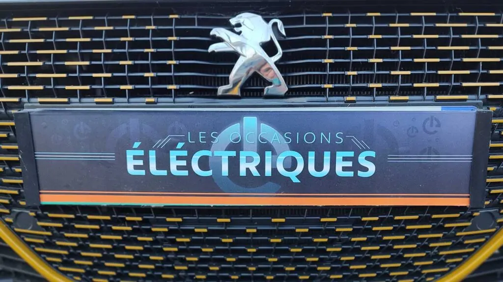 Détail du logo Peugeot avec