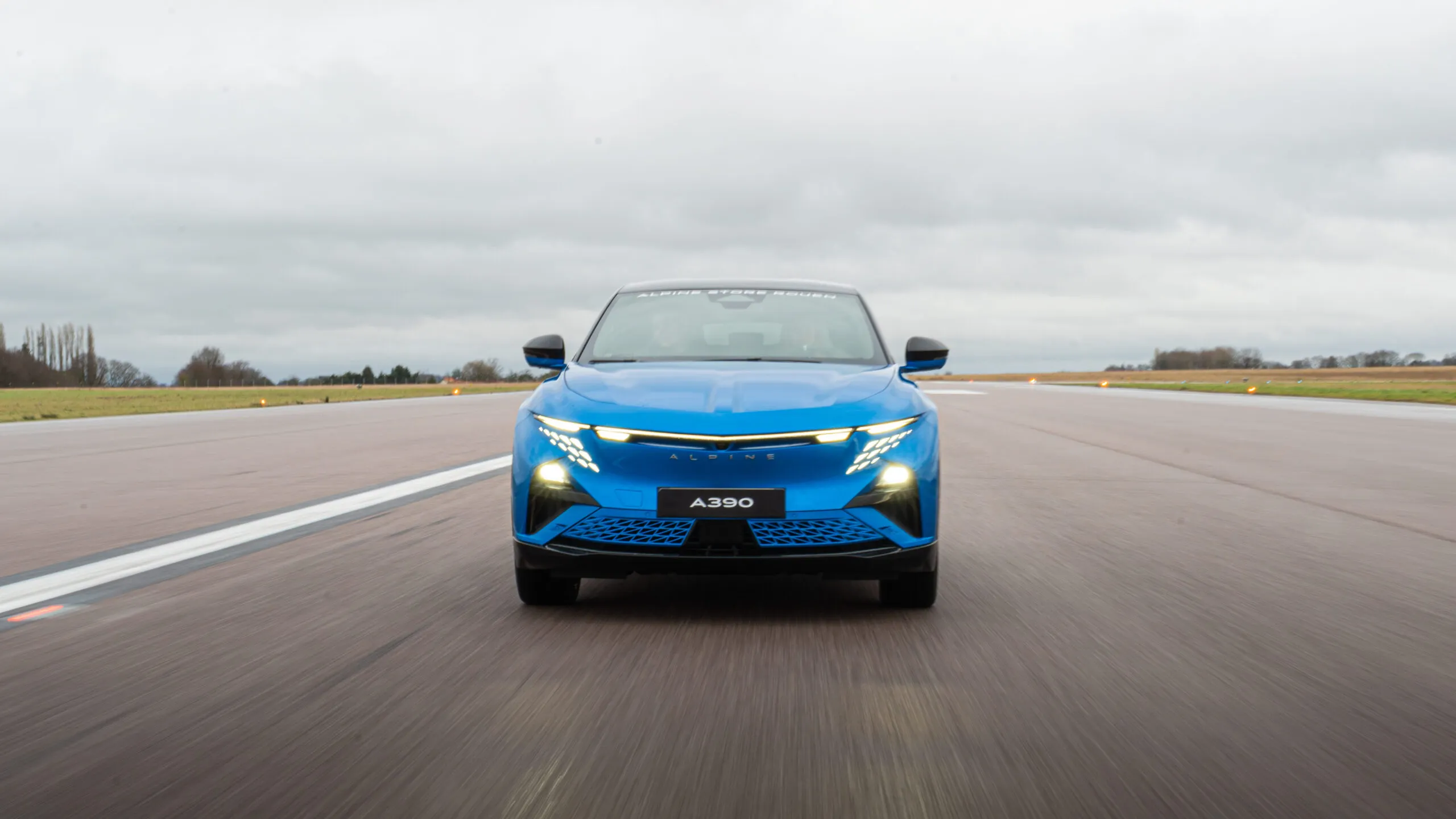 face avant voiture avec capteur d'aide à la conduite