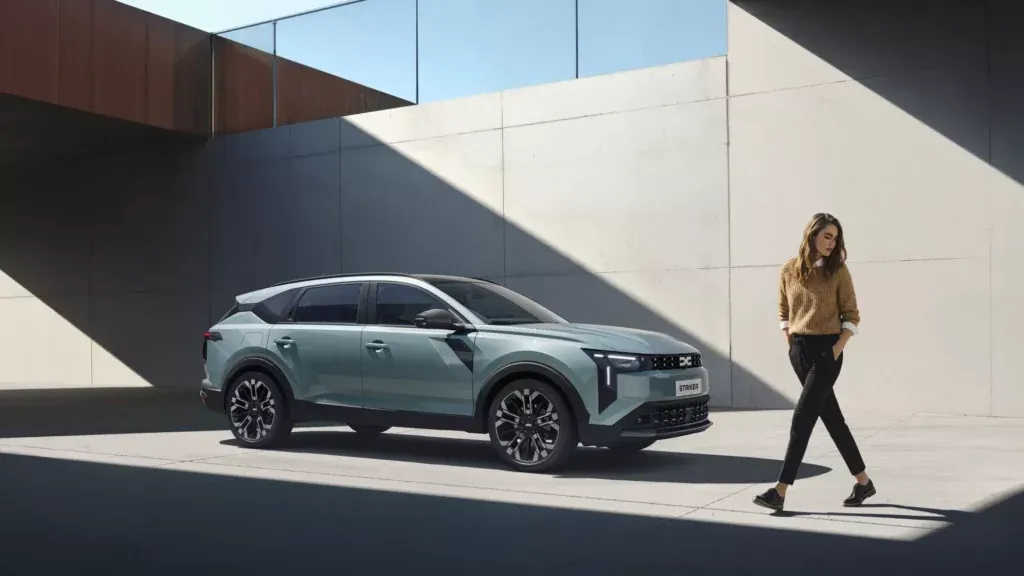 Dacia Striker vue de profil avec une femme qui marche à côté