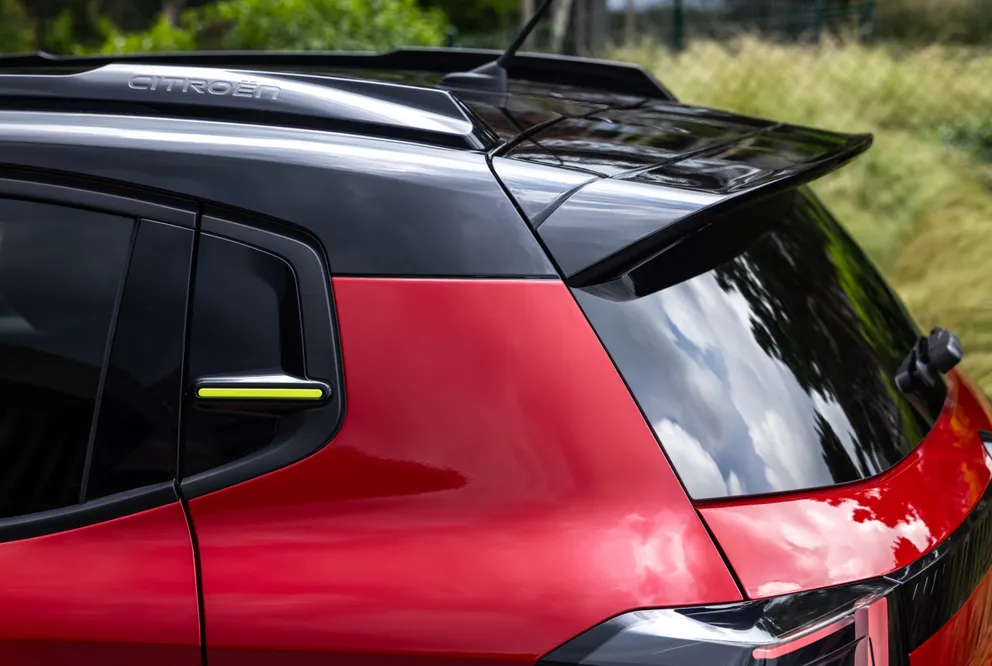 Silhouette rehaussée avec protections de carrosserie et élargisseurs d’ailes noir mat