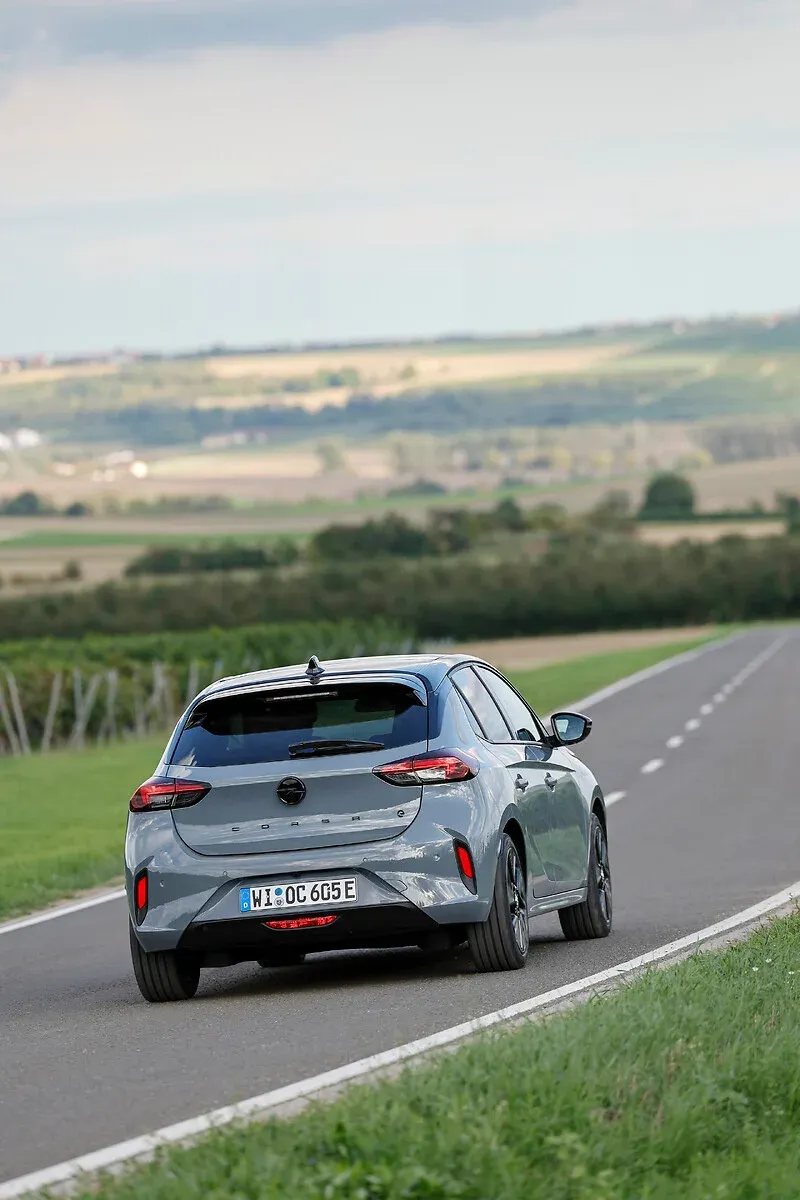 Opel Corsa dans la nature sur la route vue de derrière