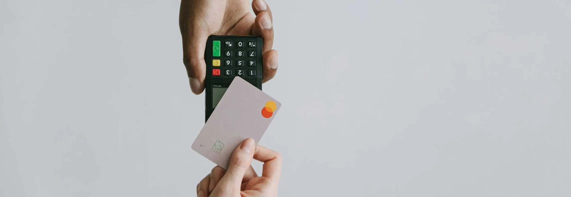 Une femme qui paye avec une carte grise