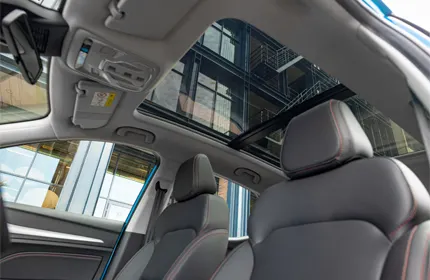 MG ZS EV design intérieur sièges et toit panoramique