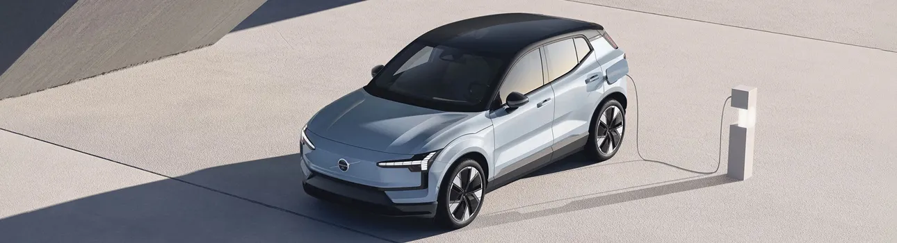 Une Volvo qui recharge à l'aide d'une borne de recharge